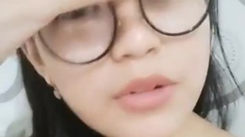 Bokep Indo Vee Colok Memek Keenakan Merem