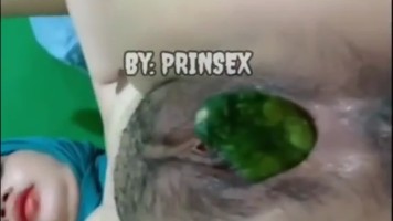 Bokep Jilbab – Gokil! VCS Cewek Jilbab Manies Coba Omek Pake Botol