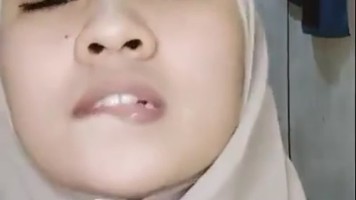 Bokep Indo Maudy Jilbab Cantik Kuliahan Live Buka-Bukaan
