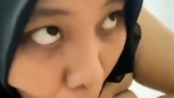 Bokep Jilbab – MILF Jilbab Hitam Busui Mainnya Udah Pro Banget